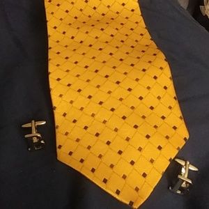 Bill Blass Neo silk tie  $28 One size + free $5